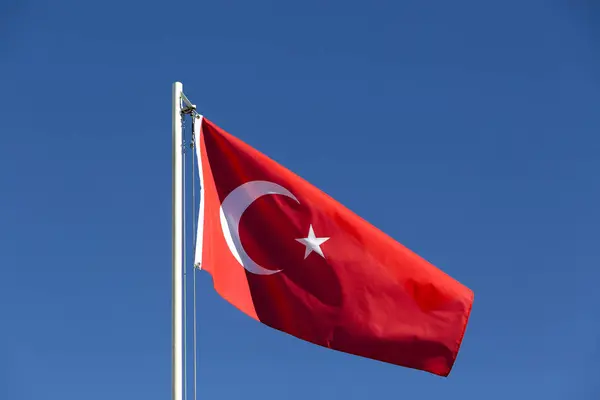 Bendera nasional Turki pada tiang bendera — Stok Foto