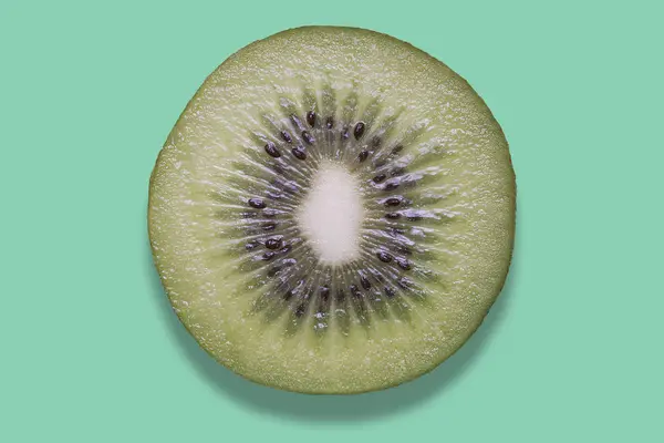 Kiwi em fundo colorido — Fotografia de Stock