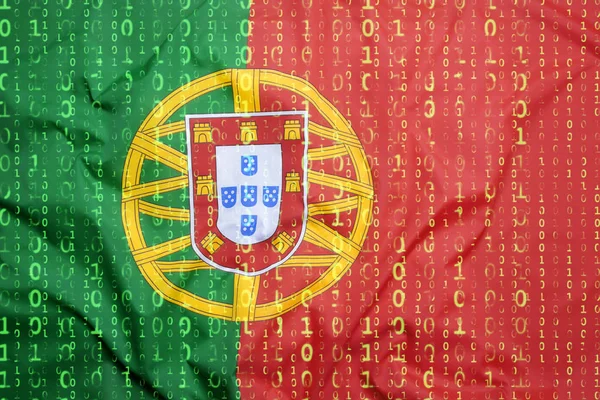 Código binario con bandera de Portugal, concepto de protección de datos —  Fotos de Stock