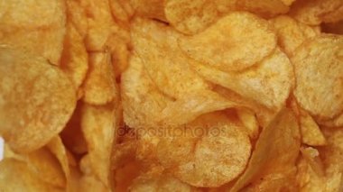 Dönen bir stand klasik altın cips