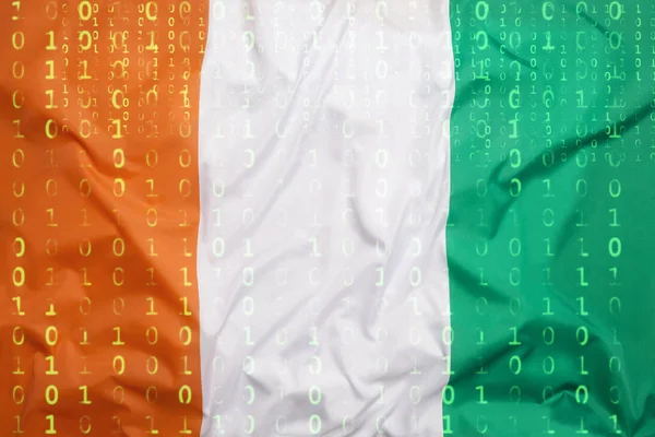 Binär kod med Elfenbenskusten flagga, data skydd koncept — Stockfoto