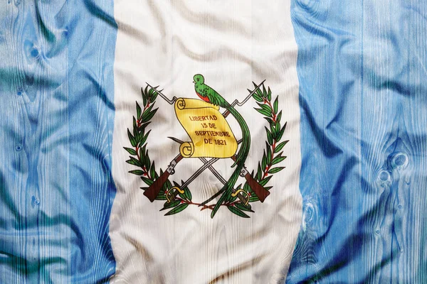 Государственный флаг Гватемалы, деревянный фон — стоковое фото