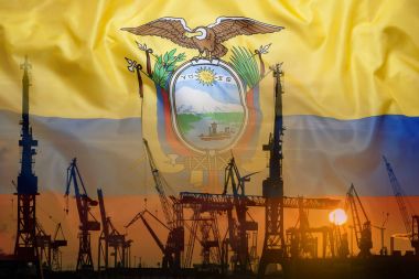 Gün batımında Ekvador bayrak ile endüstriyel kavramı