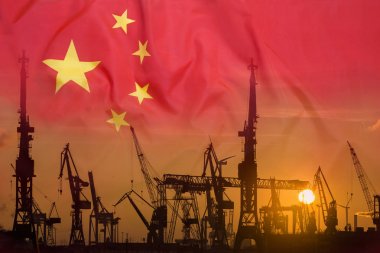 Gün batımında Çin bayrağı ile endüstriyel kavramı