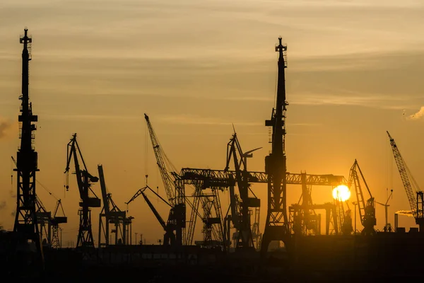 Silhouette des Containerhafens in Hamburg bei Sonnenuntergang — Stockfoto