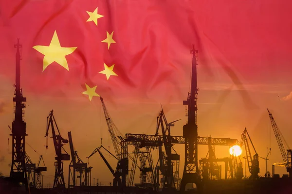 Промышленная концепция с флагом Китая на закате — стоковое фото