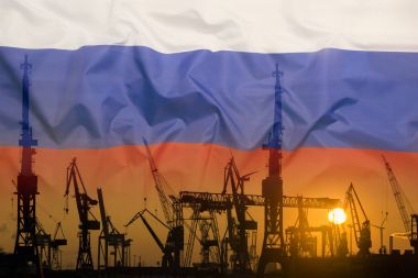 Gün batımında Rusya bayrağı ile endüstriyel kavramı