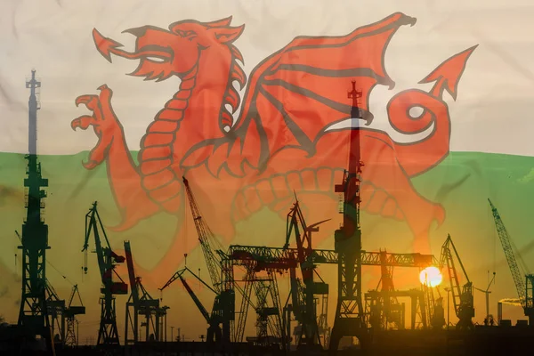 Промислові концепції з прапор Уельсу на заході сонця — стокове фото