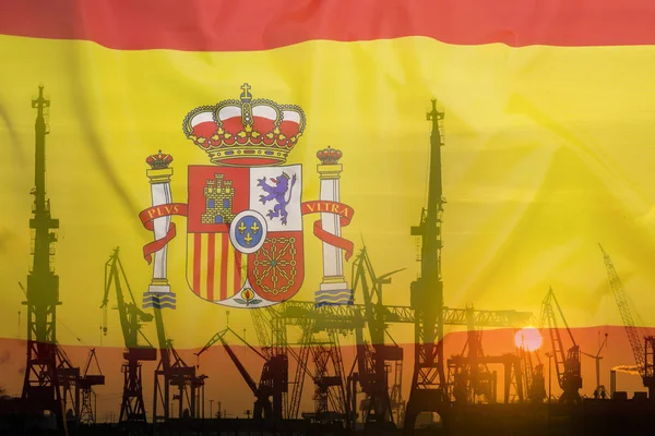 Промышленная концепция с флагом Испании на закате — стоковое фото