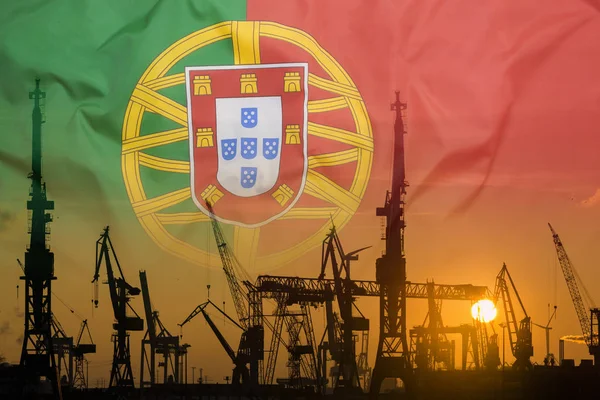 Промышленная концепция с флагом Португалии на закате — стоковое фото