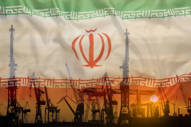 Gün batımında Iran bayrağı ile endüstriyel kavramı