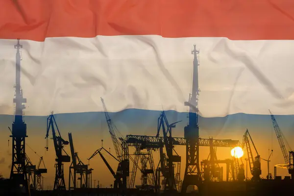 夕暮れ時のオランダの国旗と産業のコンセプト — ストック写真