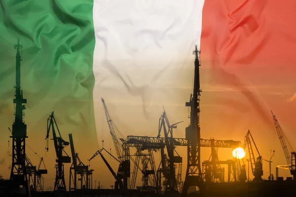 Concetto industriale con bandiera italiana al tramonto — Foto Stock