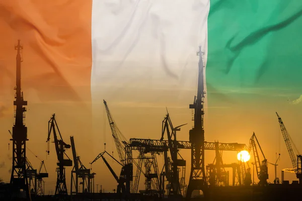 Industriella koncept med Elfenbenskusten flagga vid solnedgången — Stockfoto