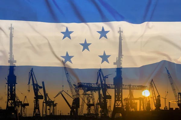 Concepto industrial con bandera de Honduras al atardecer —  Fotos de Stock