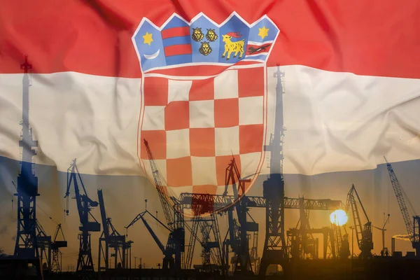 Industriekonzept mit kroatischer Flagge bei Sonnenuntergang — Stockfoto