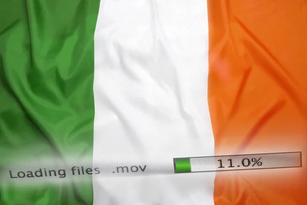 Nedladdning av filer på en dator, Irland flagga — Stockfoto