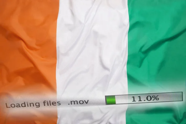Nedladdning av filer på en dator, Elfenbenskusten flagga — Stockfoto