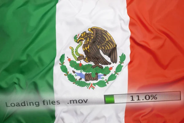 Descargar archivos en una computadora, Bandera de México — Foto de Stock