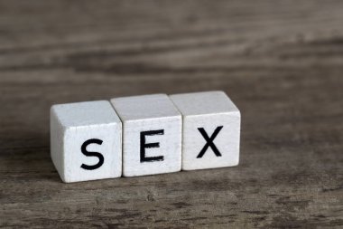 Seks, küpleri içinde yazılı