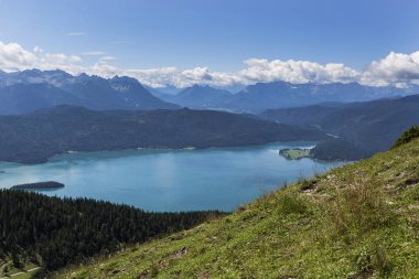 Panorama mountain görünümünden Jochberg Gölü Walchensee