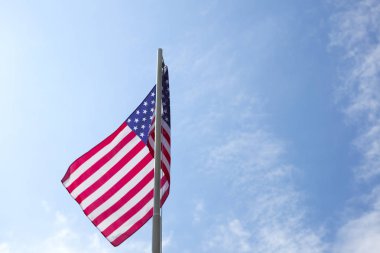 Amerika Birleşik Devletleri bayrağı bayrak direği üzerinde
