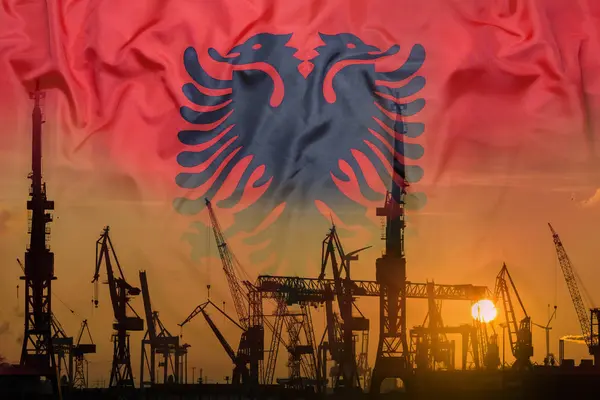 Industriekonzept mit Albanien-Flagge bei Sonnenuntergang — Stockfoto