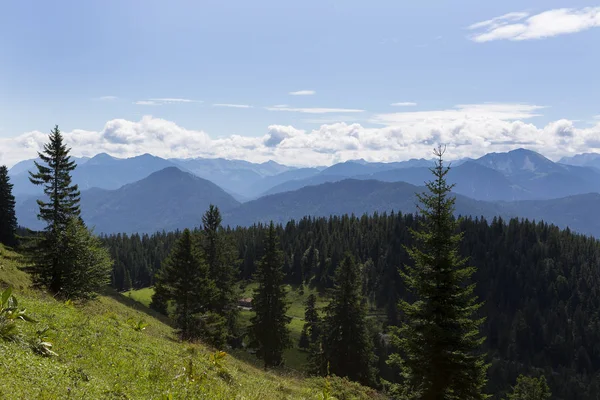 Panorama uitzicht vanaf de berg Jochberg in Beieren, Duitsland — Stockfoto