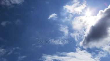 Zaman atlamalı mavi gökyüzü ile fırtınalı bulutlar