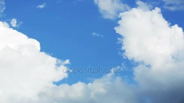 Zaman atlamalı tarafından geçen mavi gökyüzü ile fırtınalı bulutlar