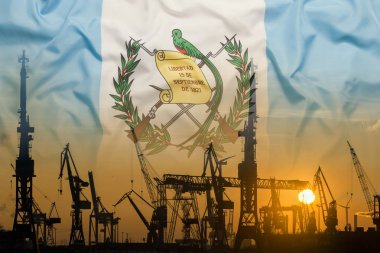 Endüstriyel kavramı konteyner limanının günbatımı, siluet Guatemala bayrağı ile