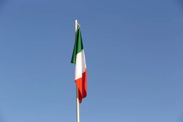 Nationale Vlag Van Italië Een Vlaggenmast Voor Blauwe Lucht — Stockfoto