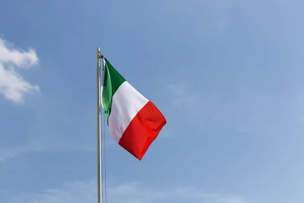 Bandiera Nazionale Italia Pennone Davanti Cielo Blu — Foto Stock