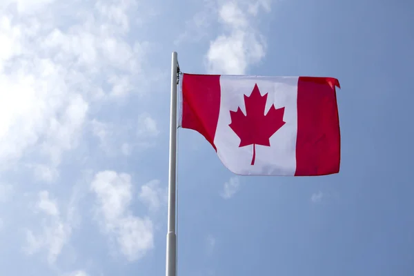 Bandeira Nacional Canadá Mastro Bandeira Frente Céu Azul — Fotografia de Stock