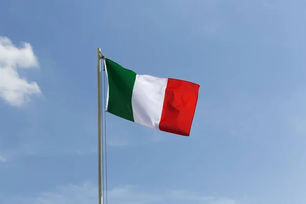 Bandiera Nazionale Italia Pennone Davanti Cielo Blu — Foto Stock