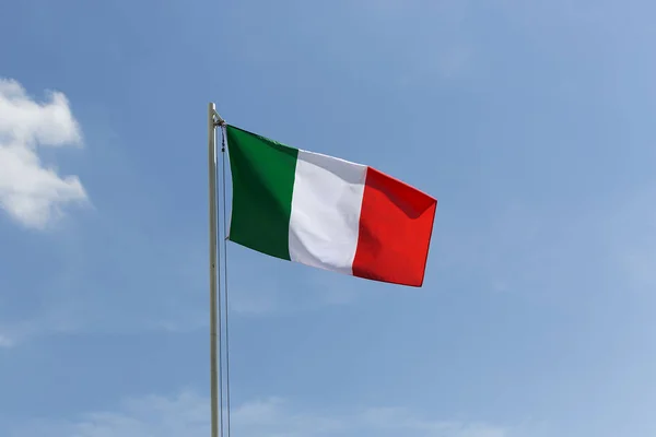 Nationell Flagga Italien Flaggstång Framför Blå Himmel — Stockfoto