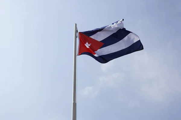 Bandera Nacional Cuba Asta Bandera Frente Cielo Azul —  Fotos de Stock