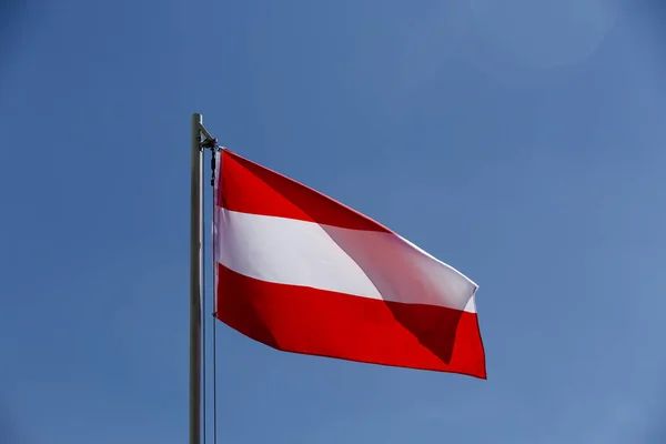 Nationale Vlag Van Oostenrijk Een Vlaggenmast Voor Blauwe Lucht — Stockfoto
