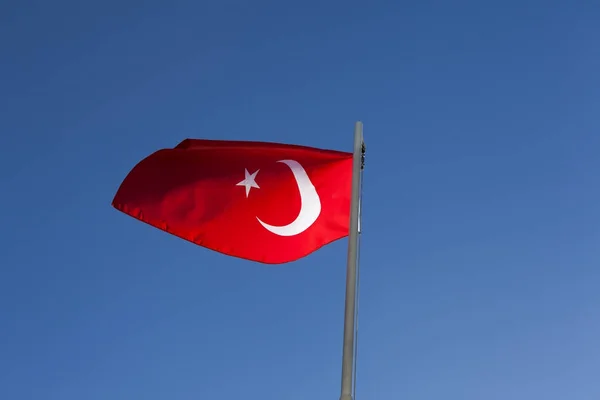 Bendera Nasional Turki Pada Tiang Bendera Depan Langit Biru — Stok Foto