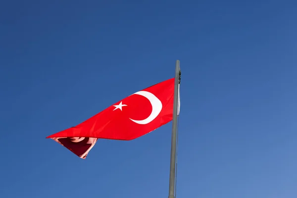 Turecká Národní Vlajka Vlajkovém Stožáru Před Modrou Oblohou — Stock fotografie