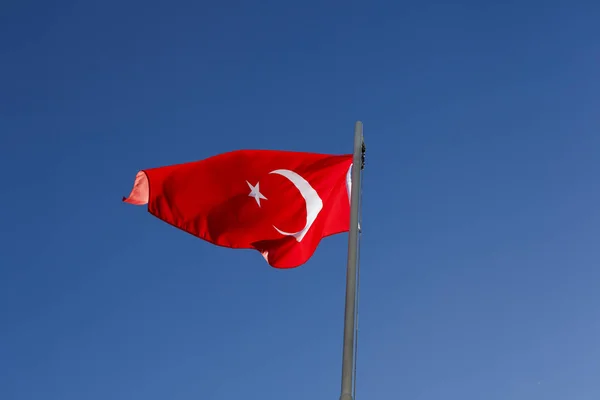 Εθνική Σημαία Της Τουρκίας Κοντάρι Σημαίας Μπροστά Από Τον Γαλάζιο — Φωτογραφία Αρχείου