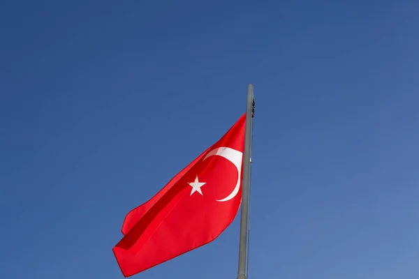 Bandera Nacional Turquía Asta Bandera Delante Del Cielo Azul — Foto de Stock