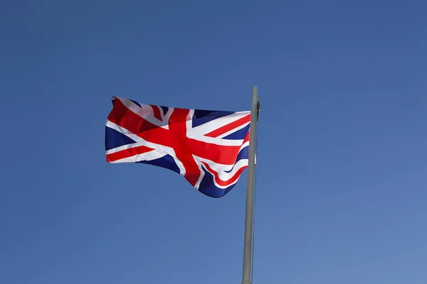 Bir Bayrak Direğine Mavi Gökyüzü Önünde Ngiltere Bayrağı — Stok fotoğraf