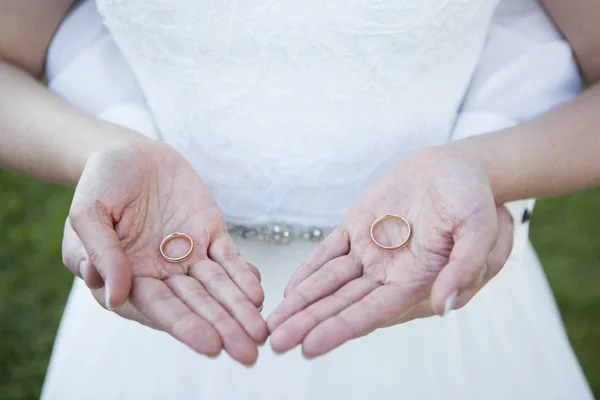 Casal de noivas com anéis de casamento — Fotografia de Stock