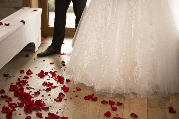 Rose petals on the wedding floor — Stock Photo, Image