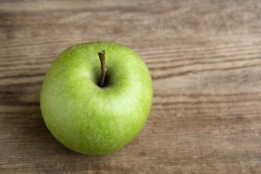 Ahşap bir arka planda yeşil elma