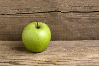Ahşap bir arka planda yeşil elma