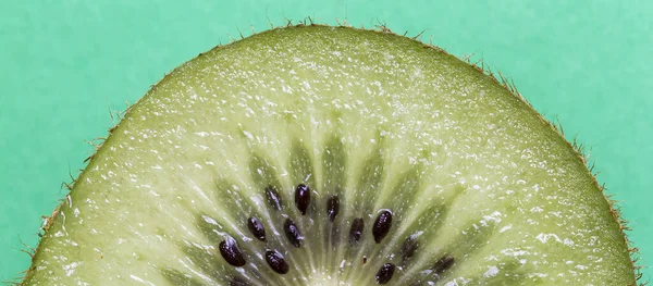 Close Uma Fruta Kiwi Frente Fundo Verde — Fotografia de Stock