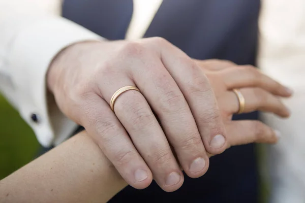 Руки Свадебной Пары Обручальными Кольцами Открытом Воздухе — стоковое фото