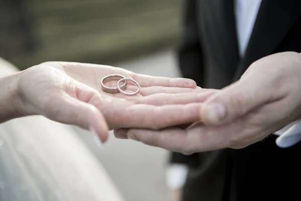 Mains Couple Nuptial Avec Des Alliances Plein Air — Photo